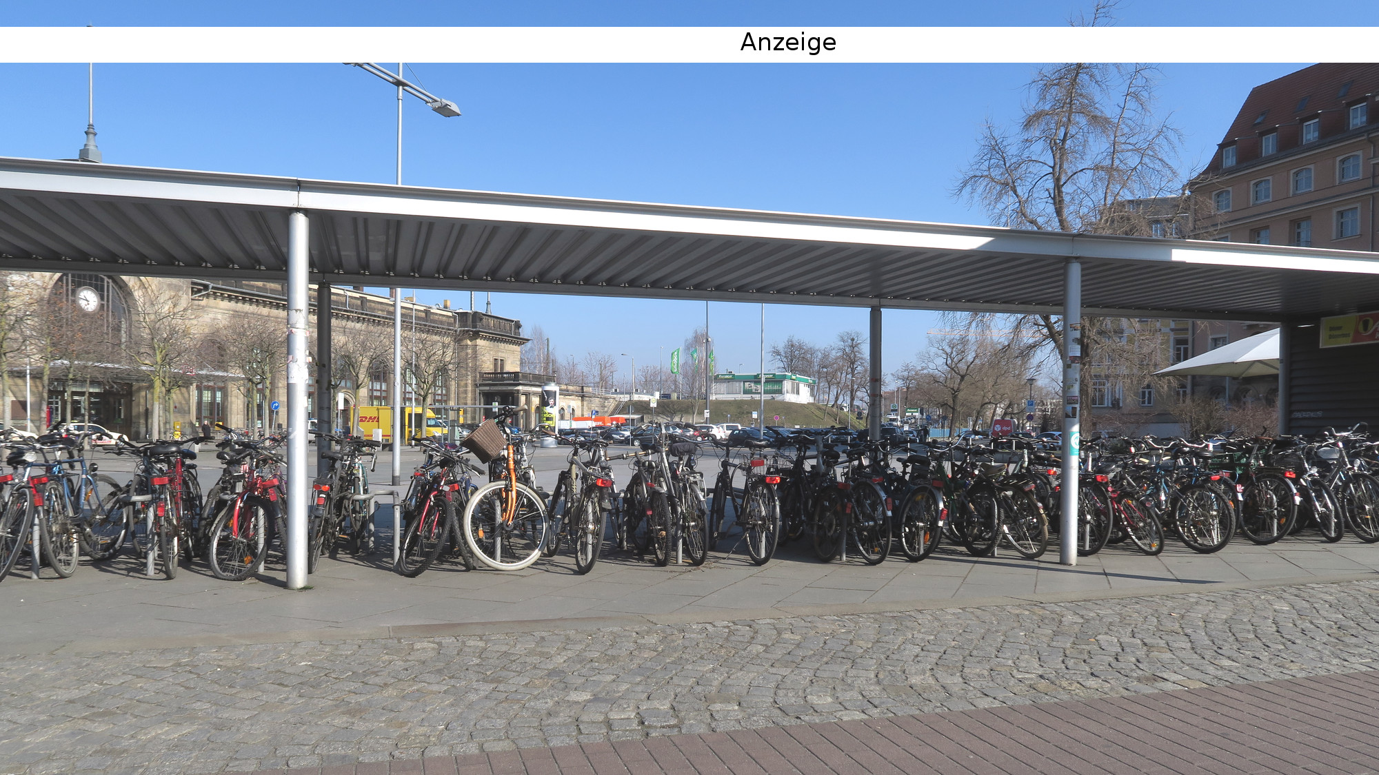 Fahrräder vor dem Neustädter Bahnhof