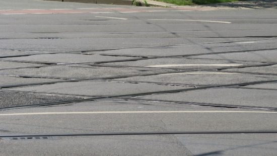 das verschlissene Schienen-Kreuz