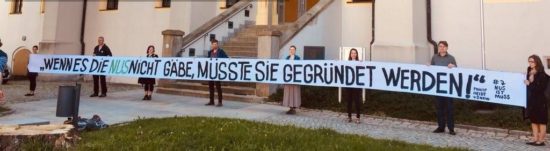 Demonstration von Lehrern und Eltern vor  dem Oberverwaltungsgericht in der vergangenen Woche. Foto: NUS
