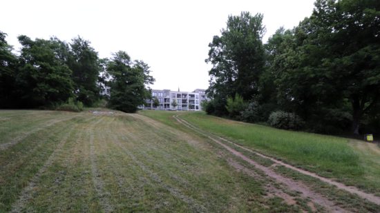 So wie dieser Trampelpfad verläuft, könnte künftig ein Fuß- und Radweg gebaut werden. 