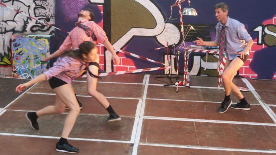 Choreografierte Klopperei bei den Buden.