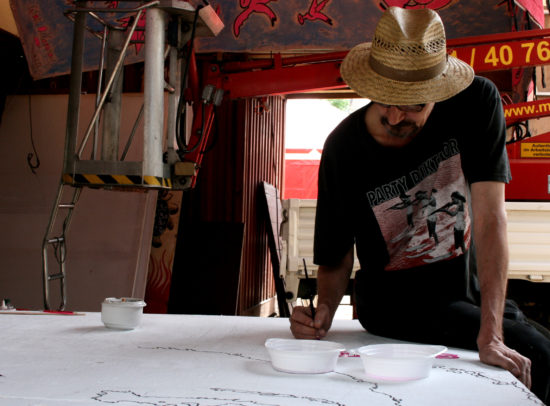 Künstler Spacke gestaltet das, was eine Schaubude ausmacht: die Fassade