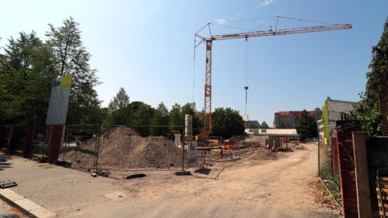 Die Bohrpfähle sind schon eingebracht. Nun kann der Sporthallenbau beginnen.