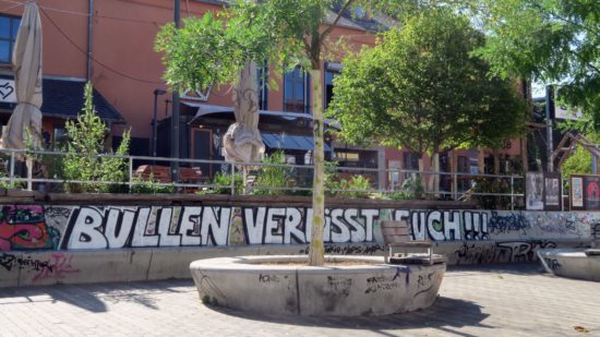 Anti-Polizei-Graffito an der Alaunstraße