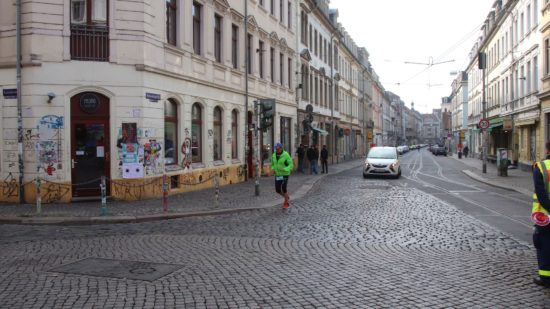 Zehn nach elf scheuchte der Besenwagen den letzten Läufer um die Ecke.