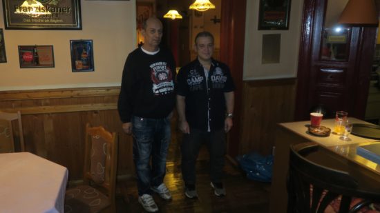 Der Wirt Michael Wirth (links) und sein Kellner.