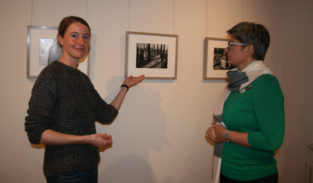 Mitarbeiterin Katrin Ankenbrand führt durch die Ausstellung