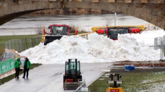 Kunstschnee am Elbufer