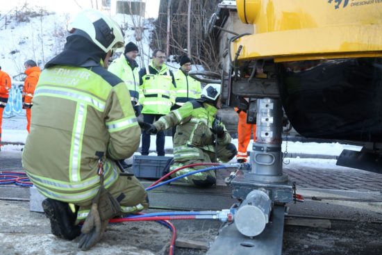 Mit hydraulischen Hubvorrichtungen wurde die Bahn wieder ins Gleis gehoben. Foto: Roland Halkasch
