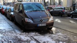 Eisrutsch vom Dach Auto mit Eisschaden