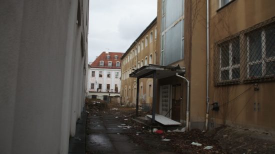 Blick durch einen Fabrikhof auf das Wallgäßchen