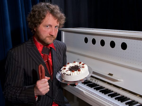 Horst Schulze mit Torte - Foto: PR