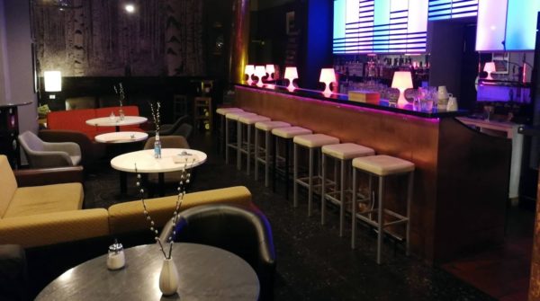 Vor der Birkentapete soll künftig die kleine Bühne stehen. 