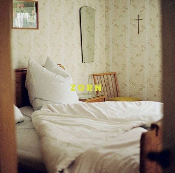 Mit bedrückender Bildsprache wollen Tourette Boys gesellschaftliche Themen anprangern. Albumcover gestaltet von Friederike Butter.