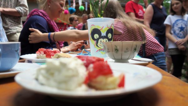 Pfandbecher im Erdbeergarten