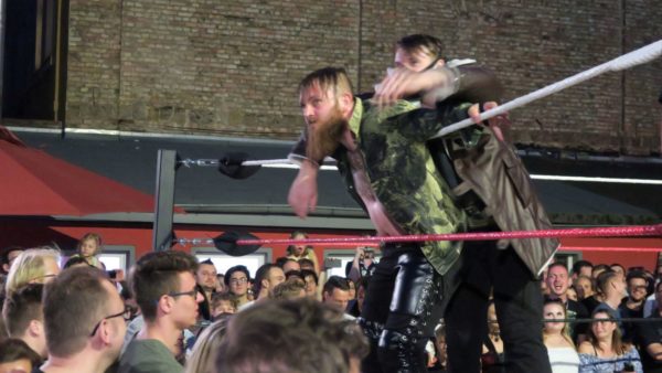 Wrestler hängt in den Seilen