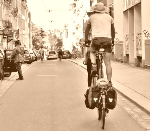 Hoch zu Rade durch die Neustadt reiten