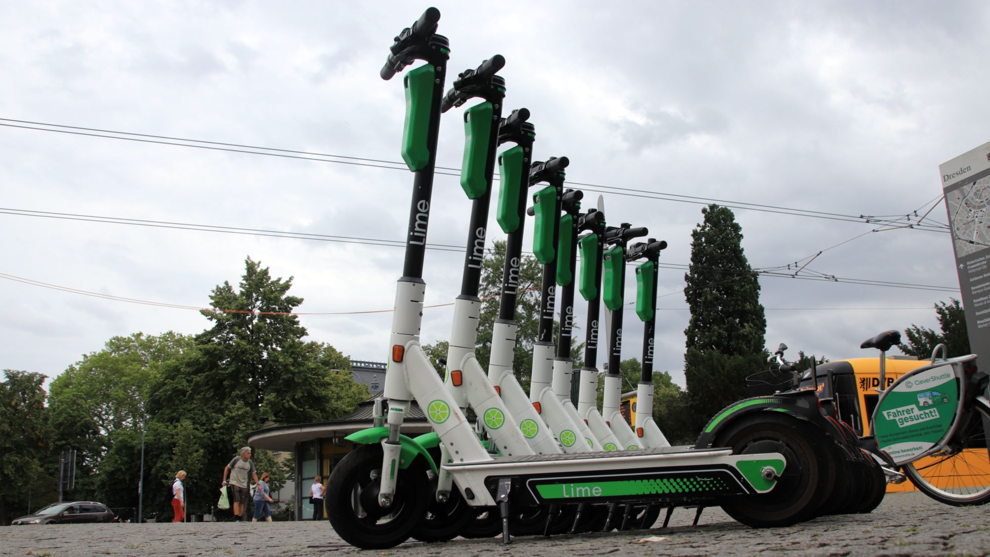 Bye, bye Lime. Künftig gibt es keine E-Scooter des Anbieters mehr. Dafür bieten dann Bolt, Voi und RideMovi Elektrokleinstfahrzeuge an. Foto: Archiv Anton Launer
