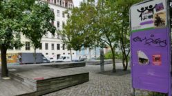 Beschmiertes Spielplatz-Schild Ende Juli