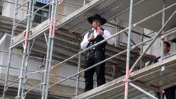 Ein zünftiger Zimmermann zerschmetterte zum Richtfest ein Sektglas.