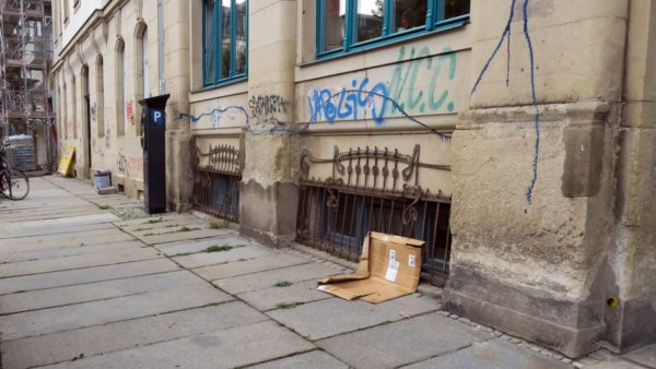 Am Nachbarhaus sind die Tags und Graffiti noch zu sehen.