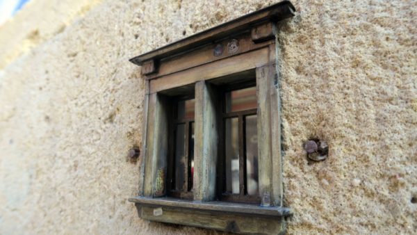 Liebevoll sind die Simse des Fensters herausgearbeitet.