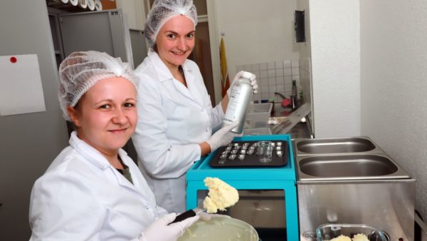 Im Hinterzimmer wird der Lippenbalsam hergestellt.