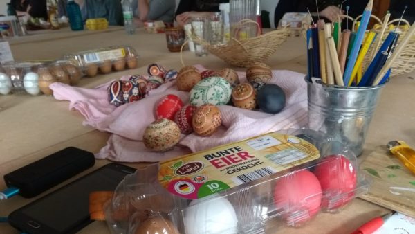 Durch diese besondere Dekoration scheinen Ostern und Weihnachten auf einem Tag zu fallen. Foto: Ulla Wacker