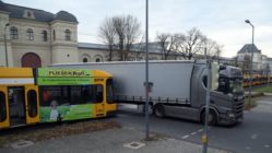 Unfall mit Straßenbahn Der LKW stieß mit einer Bahn der Linie 8 zusammen.