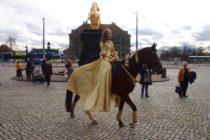 Goldene Reiterin eröffnet Augustusmarkt Da staunt der alte Goldene.