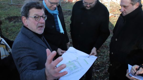 Der Leiter des Schulverwaltungsamtes Reinhard Koettnitz erläutert die Baupläne.