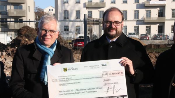 Scheckübergabe mit Bürgermeister Vorjohann und Kultusminister Piwarz (v.l.)