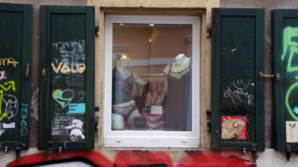 Blick durch die charakteristischen Schaufenster ins Infit.