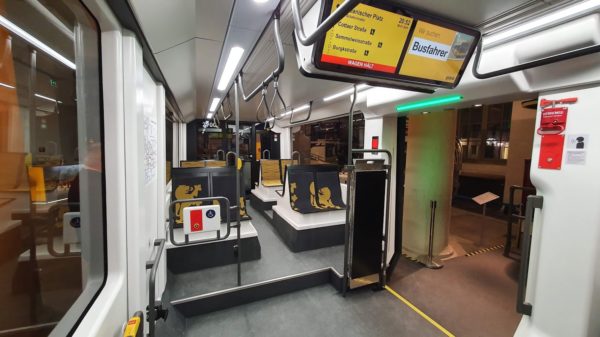 Die Infomonitore gibt es weiterhin. Neue, einfachere Ticketautomaten sind geplant.