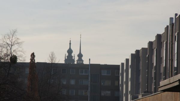 Blick von der Ritterstraße über die Platten-Zeile hin zur Altstadt.