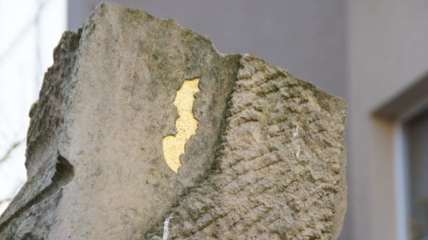 Goldene Fledermaus am Sandstein-Denkmal an der Ritterstraße. 