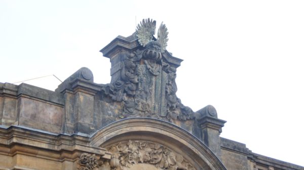 Portal der Markthalle Neustadt an der Ritterstraße.