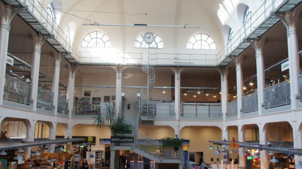 Blick ins Innere der schmucken Markthalle in der Neustadt.