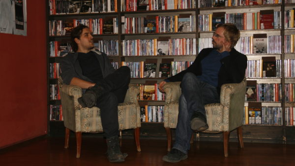 Sven Voigt und Alexander Stark (v.r.) vor ihrem Lieblingsregal: Regisseure von A bis Z.