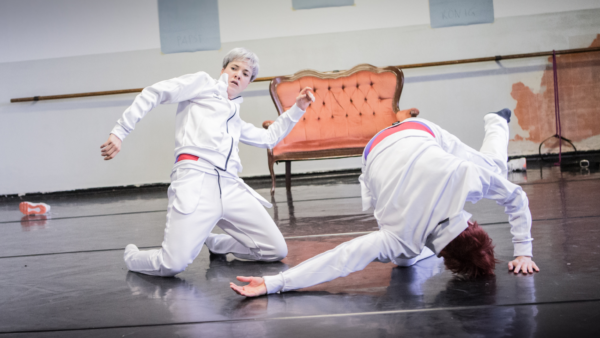 AM KÖNIGSWEG nach Elfriede Jelinek - MACHT#1 sprechen und tanzen Anna Fingerhuth und Marie T. Zechiel | Foto: Adam-Dreessen