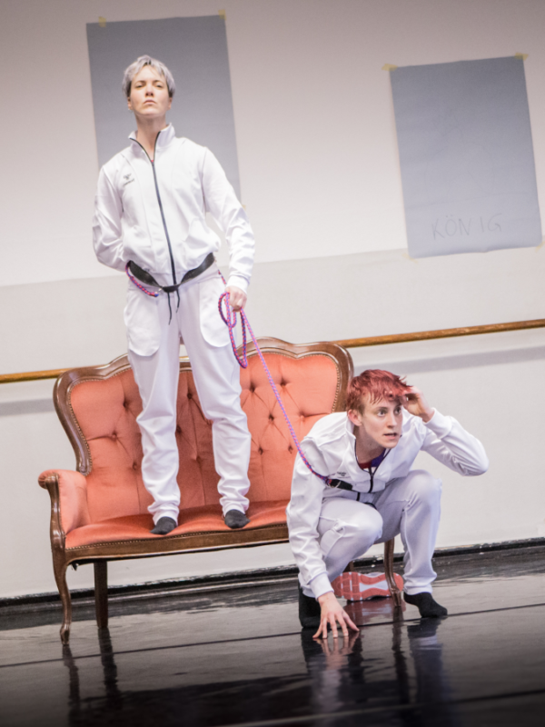 AM KÖNIGSWEG nach Elfriede Jelinek - MACHT#1 sprechen und tanzen Anna Fingerhuth und Marie T. Zechiel | Foto: Adam-Dreessen