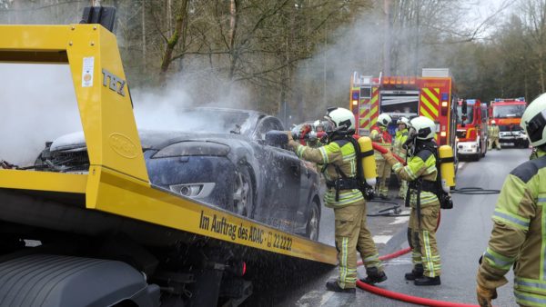Löschaktion auf dem Abschleppwagen. Foto: Roland Halkasch