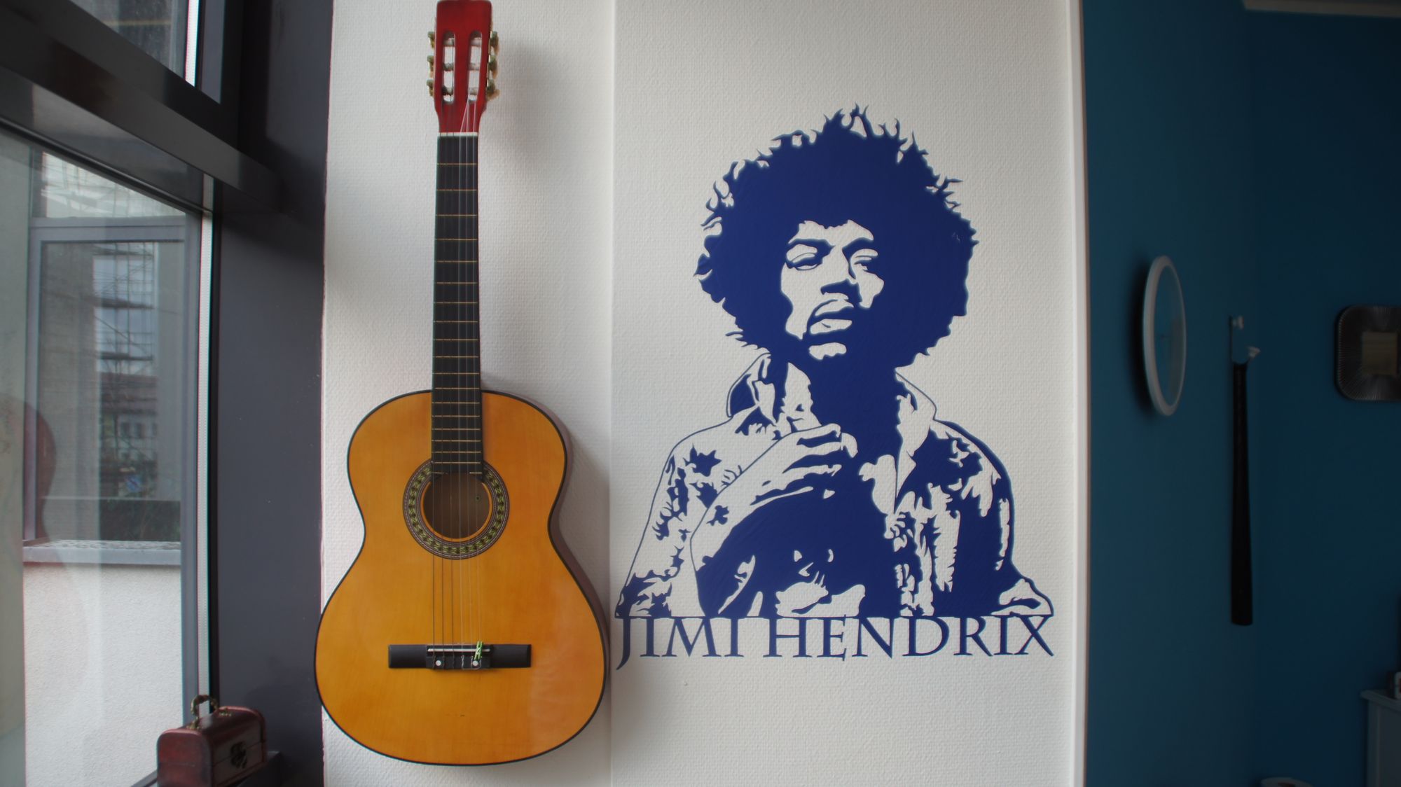 Für Jimis Sichtbarkeit wurde der Sichtschutz des Fensters nicht ganz nach oben gezogen.