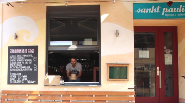 Jeden Tag wechselnde Gerichte zum Mitnehmen. Ausgabe am Fenster an der Tannenstraße