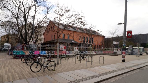 Die Scheune - im Moment noch orange und sanierungsbedürftig. 