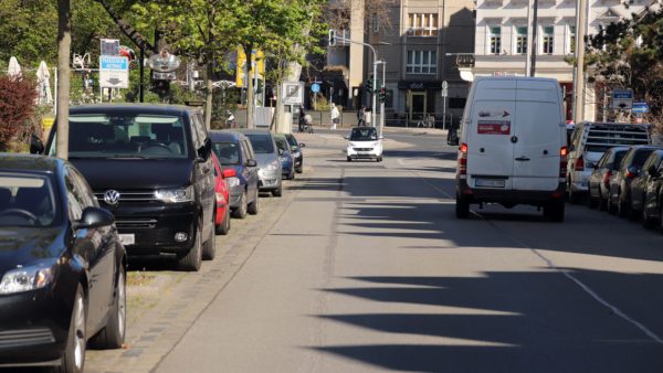 Die Reste des Schutzstreifens auf der Glacisstraße sind noch gut zu erkennen.