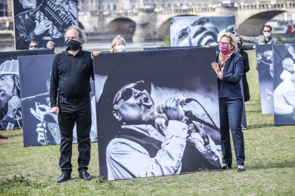 Kulturministerin Barbara Klepsch stellte sich zu den Demonstrierenden - Foto: meeco Communication Services