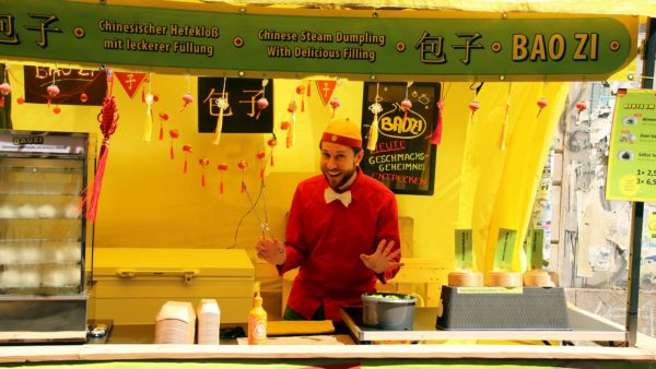 Christian Münch verkauft Hefeklöße auf der Böhmischen Straße