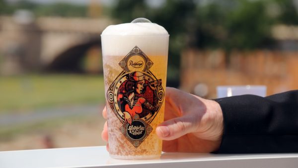 Radeberger nur echt im Lars-P-Krause-Becher.