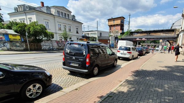 Der Schutzstreifen ist schwer zu erkennen. Der Radfahrer müsste an der Stelle eigentlich schieben.